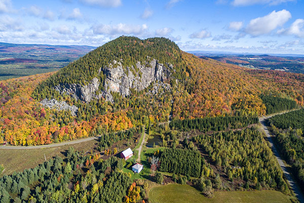 Photographie aérienne du Grand morne à Adstock l'automne