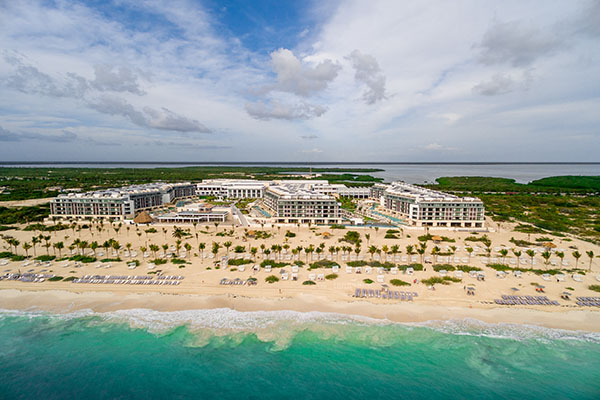 Photographie aérienne par drone du complexe hôtelier Majestic Elegance Costa Mujeres au Mexique