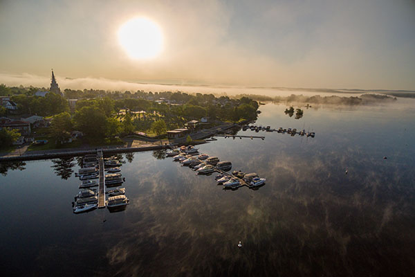 Photographie aérienne par drone de la marina de Disraeli