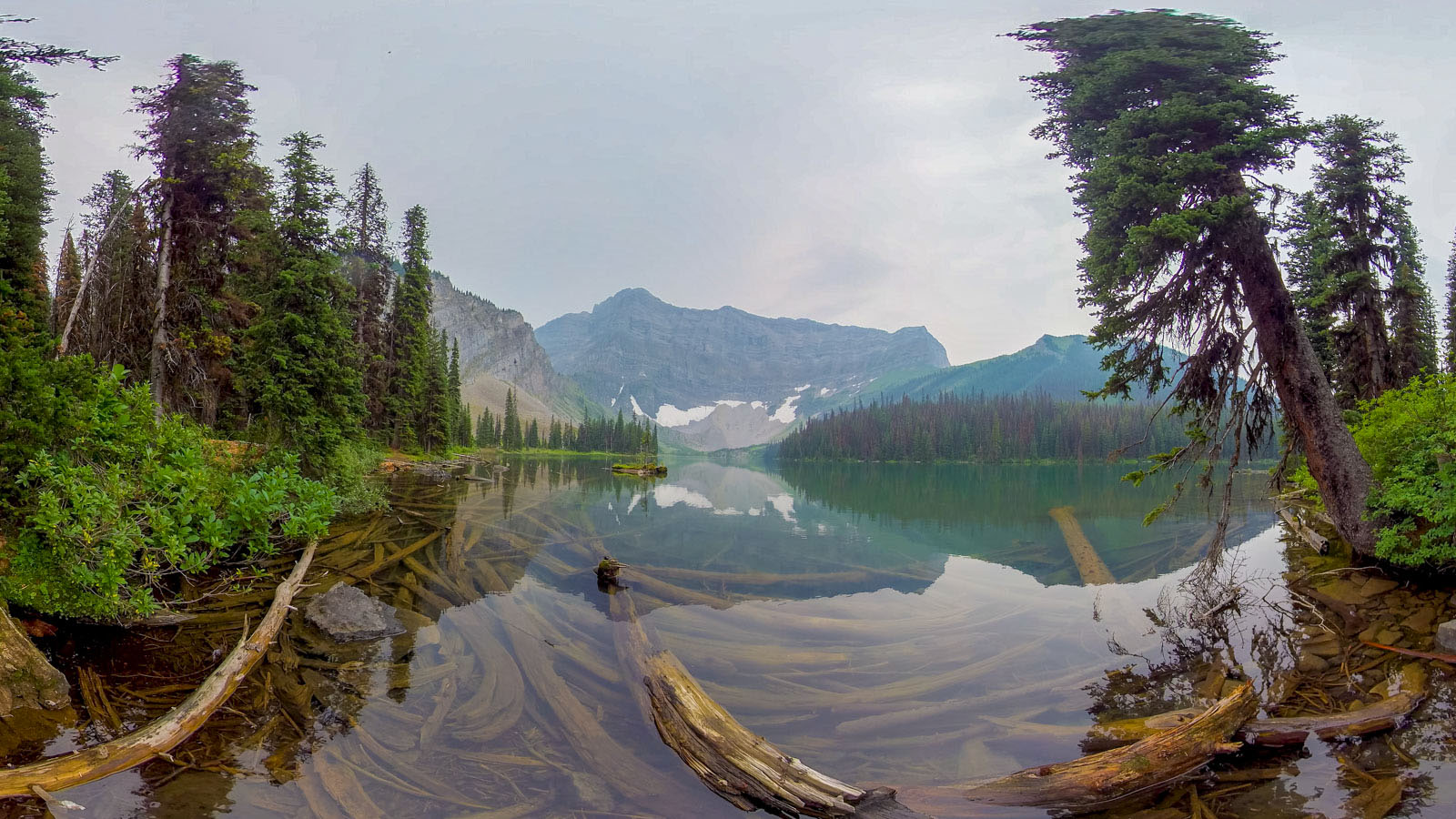 Photographie d'un lac calme dans l'Ouest canadien en été